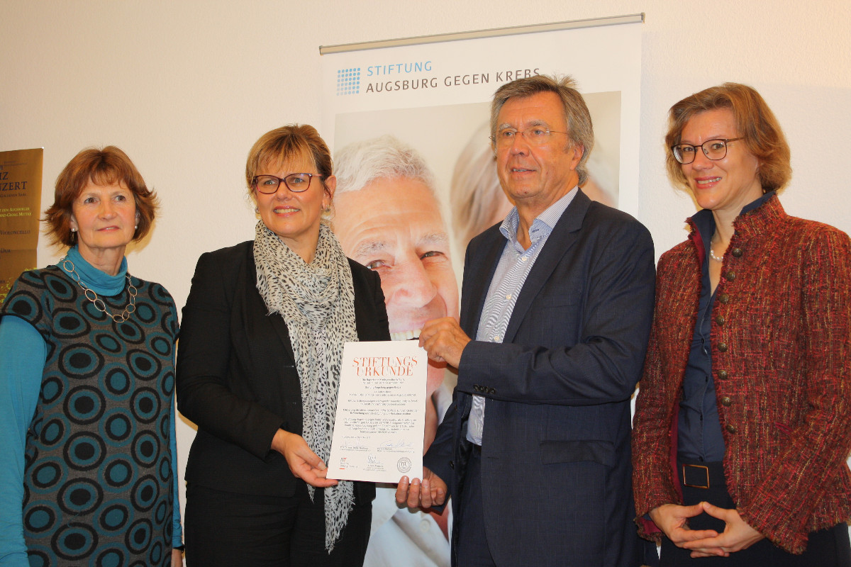 V. l. n. r.: Waltraud Kohl-Orlowski (Psychosoziale Krebsberatungsstelle Augsburg), Cornelia Kollmer (Kuratoriumsvorsitzende HAUS DER STIFTER), Prof. Günter Schlimok (Schirmherr der Stiftung Augsburg gegen Krebs) und Gabriele Brückner, (Geschäftsführerin Bayerische Krebsgesellschaft e.V.)