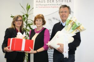 „Ja ist denn schon Weihnachten?“ – Stiftung Augsburg gegen Krebs erhält erste Zustiftung