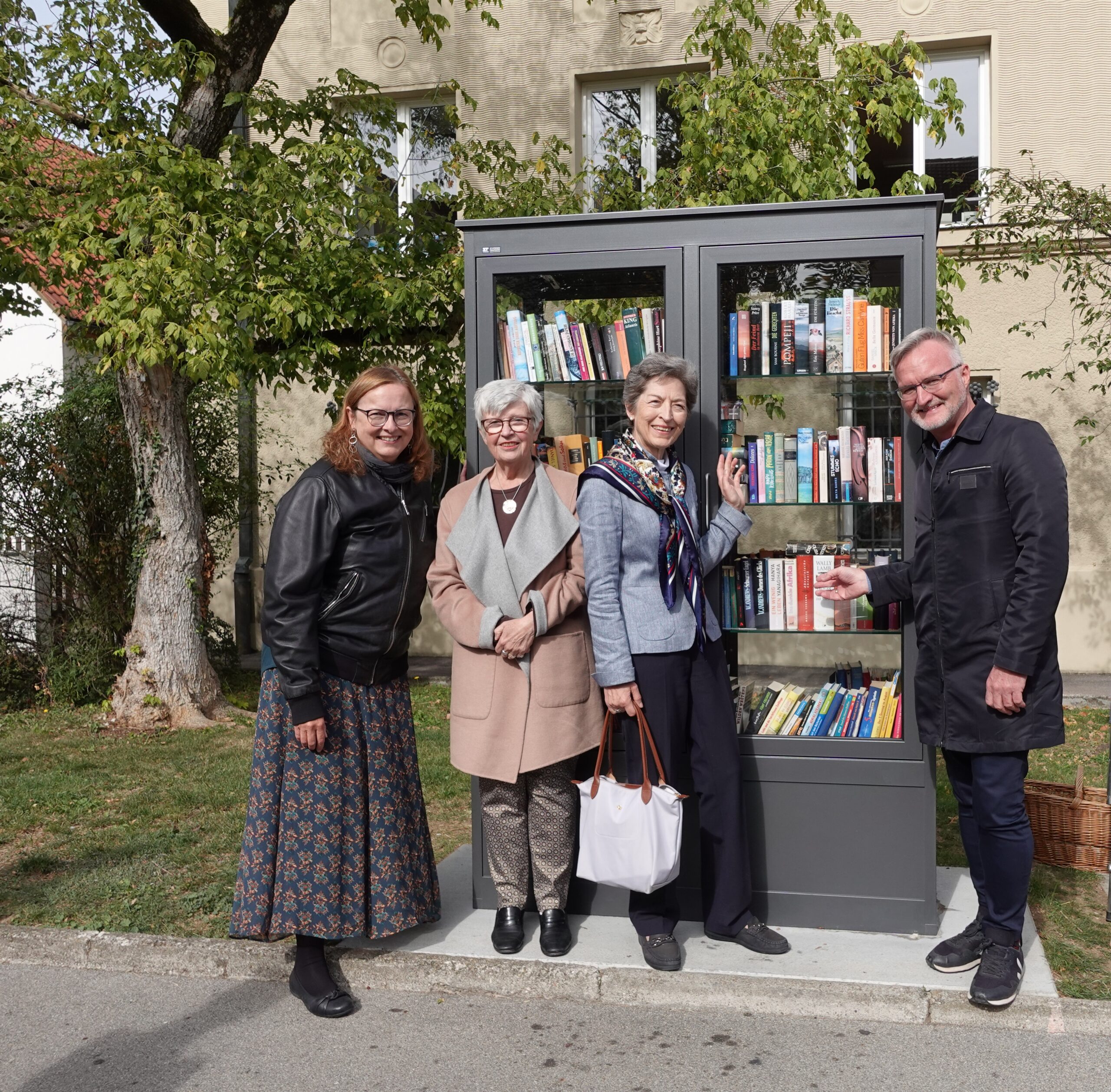 Private Stiftung spendet öffentlichen Bücherschrank für Haunstetten