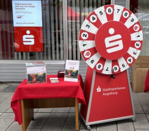 Beim Sommerfest wird ein Känguru gleich zum doppelten Glücksbringer